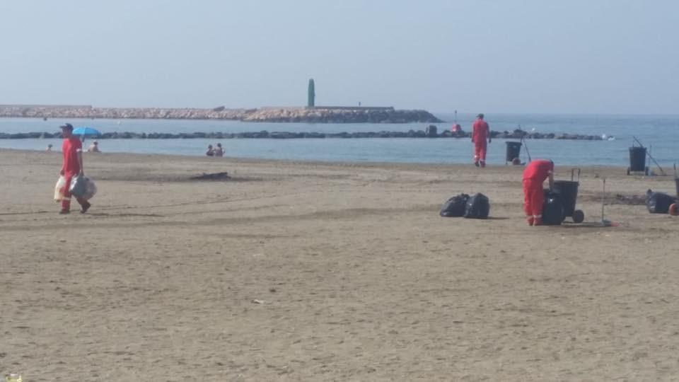 Las playas de El Ejido recuperan “con rapidez” la normalidad tras San Juan gracias al dispositivo extraordinario de limpieza