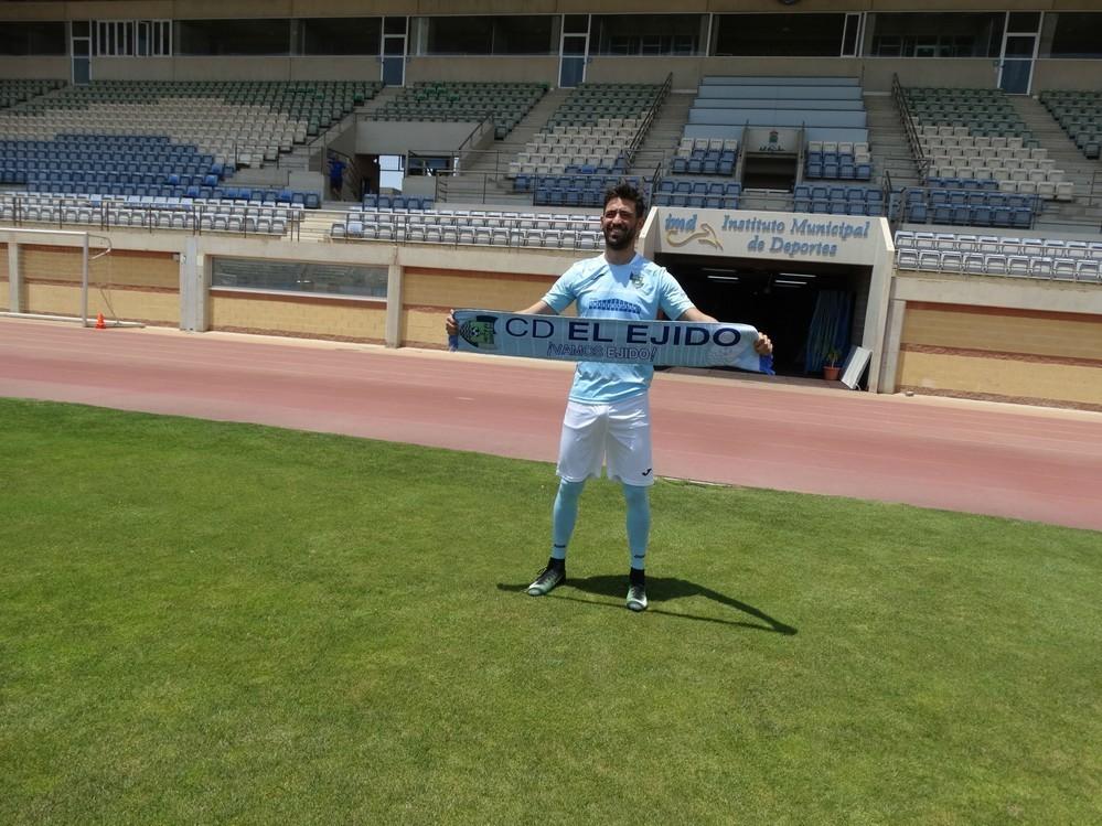 El CD El Ejido presenta como nuevo jugador celeste a Molo