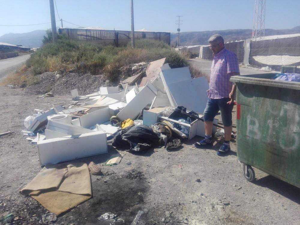 IU de Vícar pide un sistema comarcal integral de gestión del plástico y que se convoque el Consejo Municipal Agrario