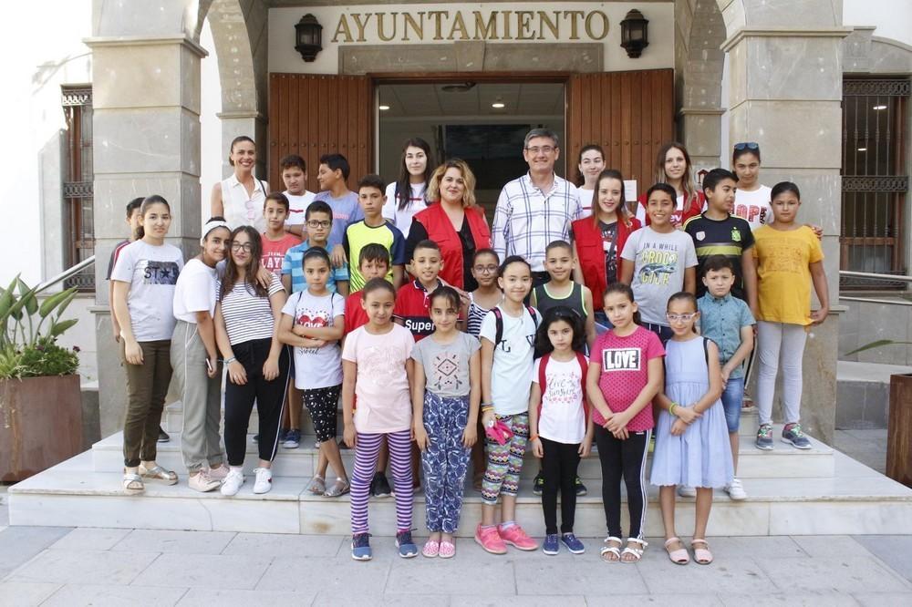 Manuel Cortés recibe al Campus de Verano de Cruz Roja de Adra