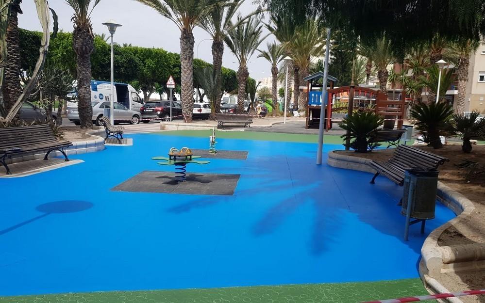 El Ayuntamiento de Adra continúa priorizando el cuidado de parques infantiles