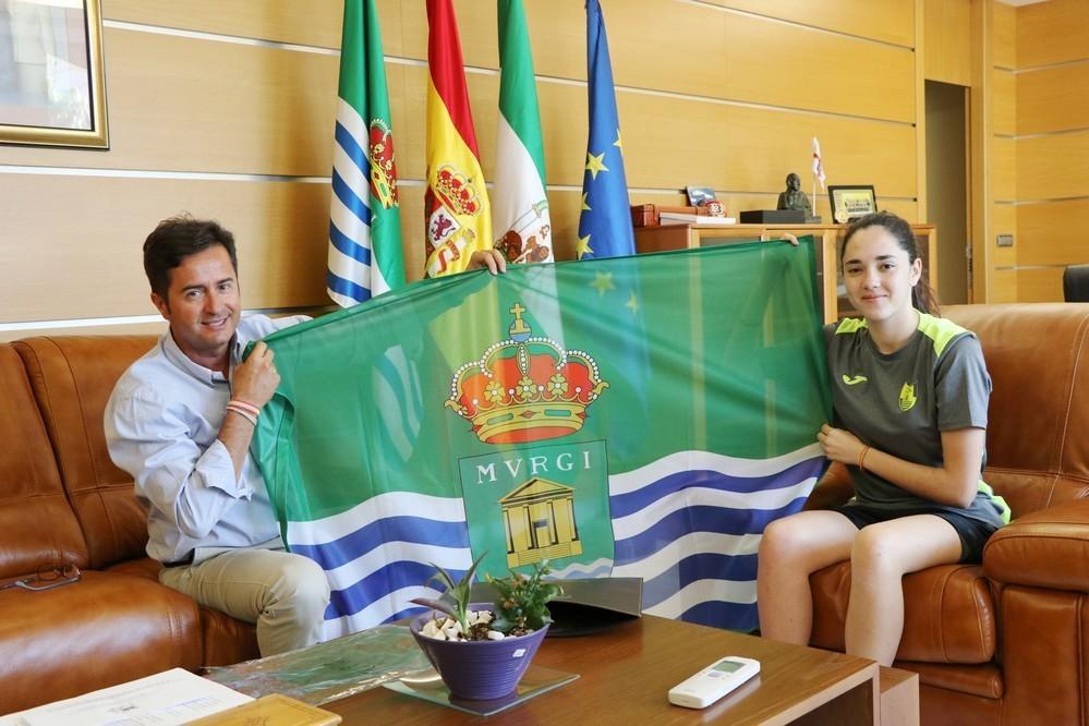  Francisco Góngora recibe a la joven deportista Sandra Martín tras ser seleccionada para los Juegos Olímpicos de la Juventud