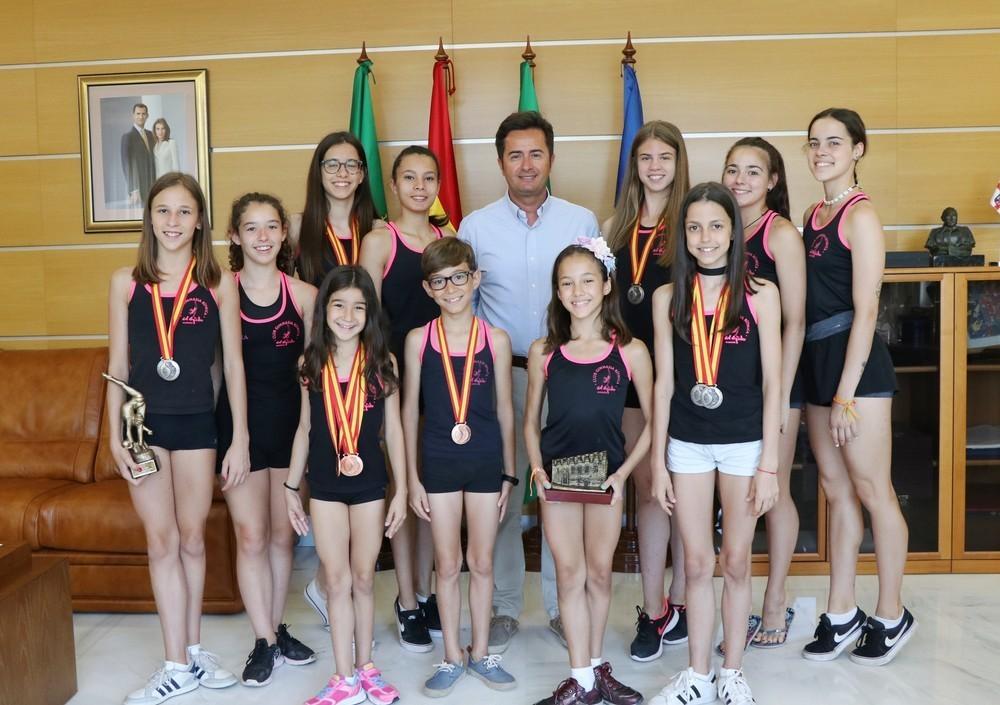 El alcalde recibe al Club Rítmica El Ejido