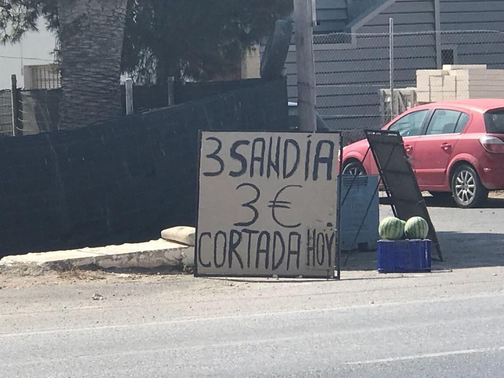 Agricultores de El Ejido venden las sandías a pie de carretera para no tirarlas