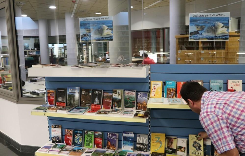 La biblioteca de EL Ejido mantiene durante todo el verano el horario ininterrumpido y una sección de viajes