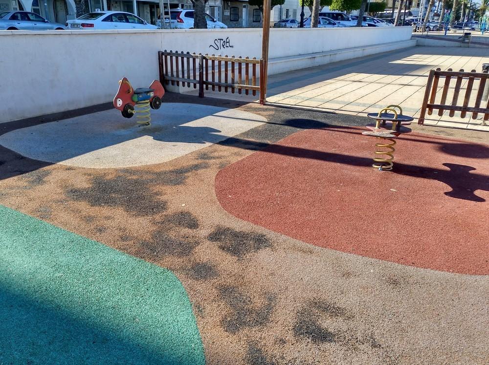 IU vuelve a reclamar a la Junta la mejora del parque infantil de El Puerto de Roquetas