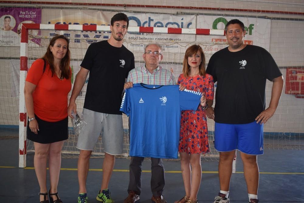El II Campus internacional de balonmano alcanza su ecuador con sesiones prácticas en las instalaciones deportivas de Vícar