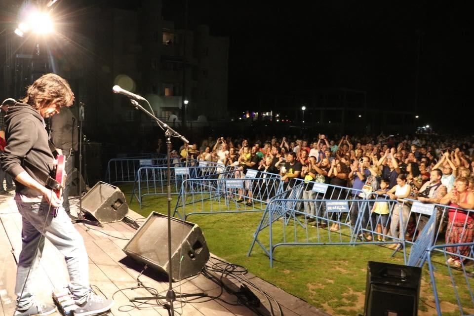 Más de 3.500 personas se rinden al sonido del Último Tributo y al ritmo reggae de Chamae en Almerimar