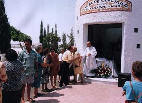El Parador de Vícar inicia con una ofrenda floral sus fiestas en honor de San Cirilo
