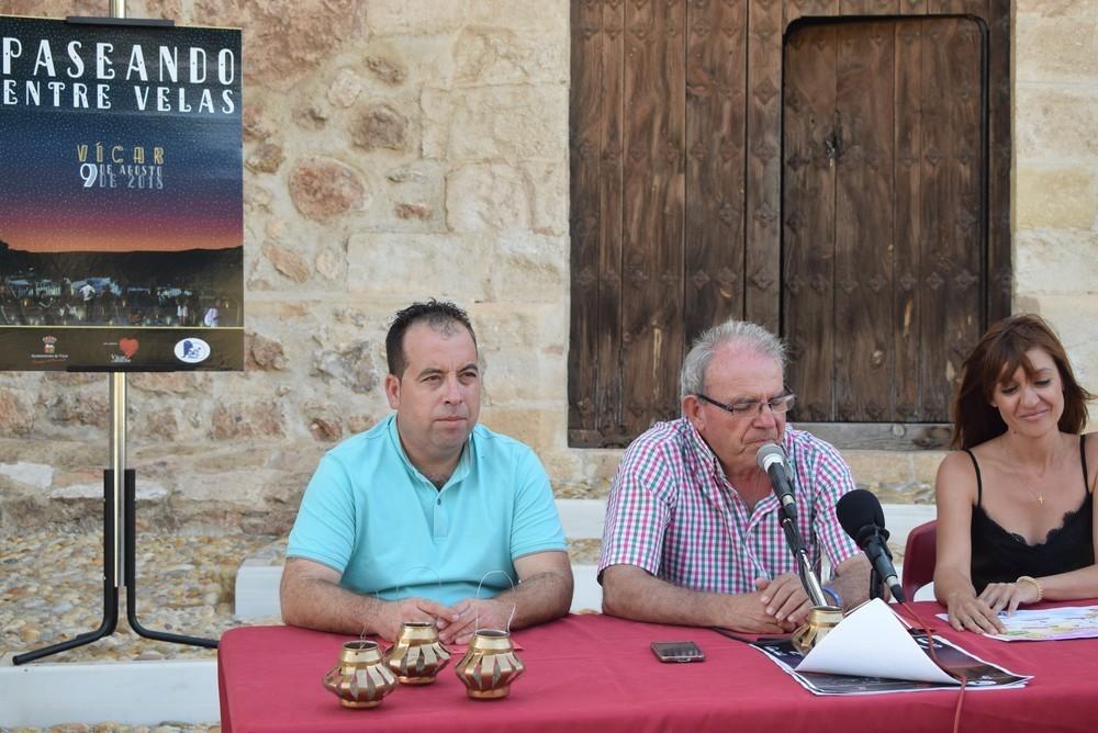 'Paseando entre velas', inicia su cuenta atrás con la presentación del programa y su cartel al pie de la iglesia fortaleza