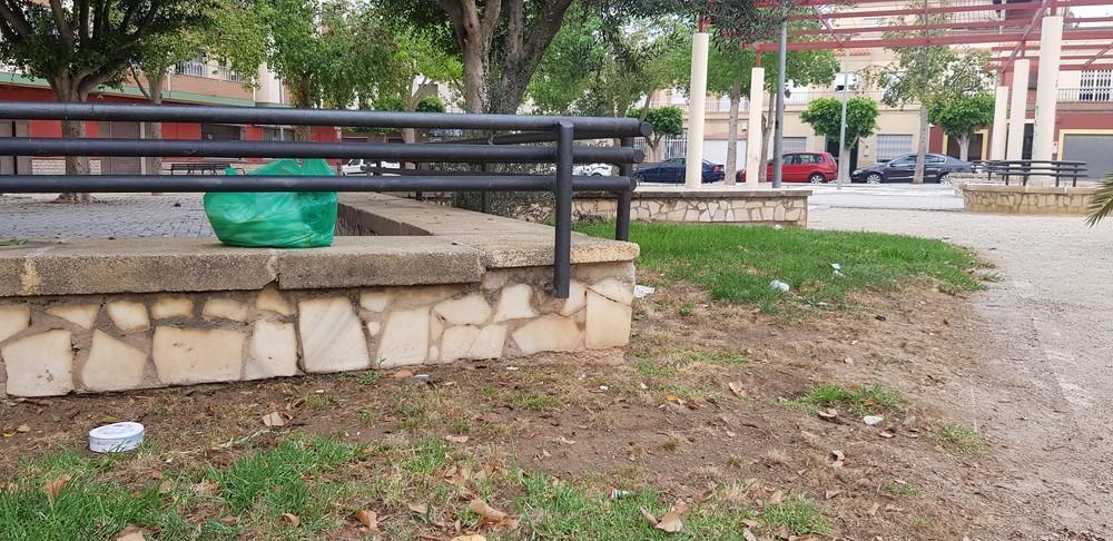 Los vecinos del barrio de Las Palmeras reclaman más limpieza y seguridad en el parque de la Avenida de la Luz