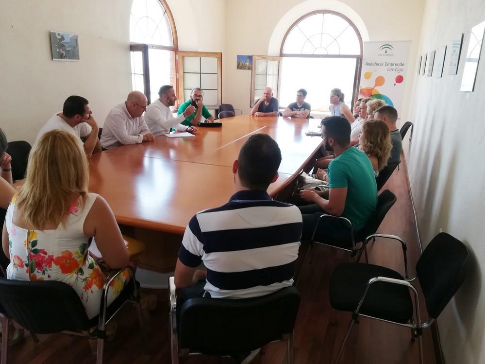 El delegado de Empleo y Conocimiento toma el pulso al espíritu emprendedor de la provincia con visitas por el Poniente