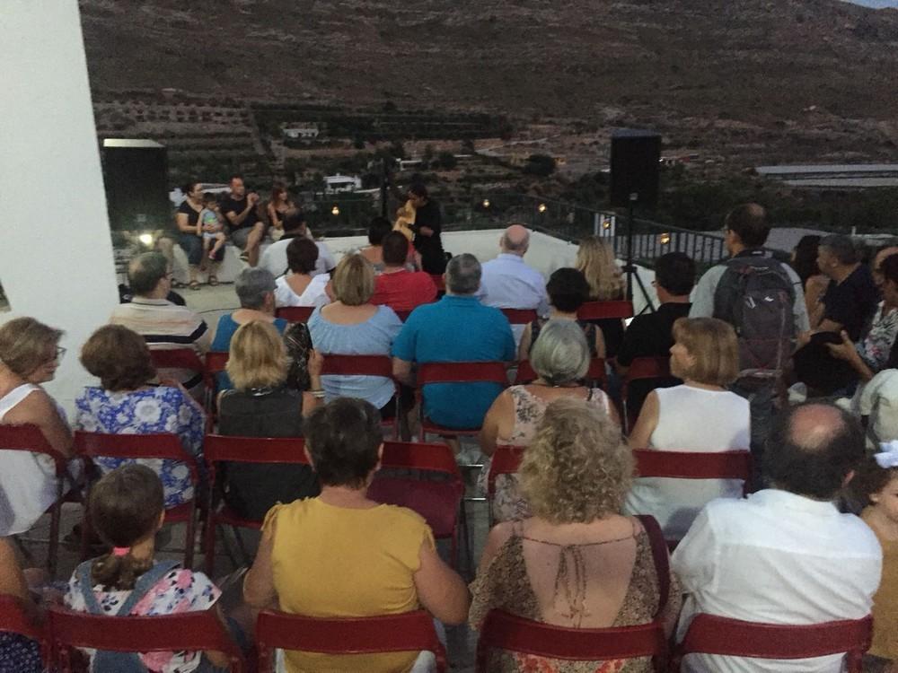 Una emotiva tarde literaria y musical en el mágico entorno de la Villa de Vícar , brillante comienzo de las actividades de Paseando entre Velas