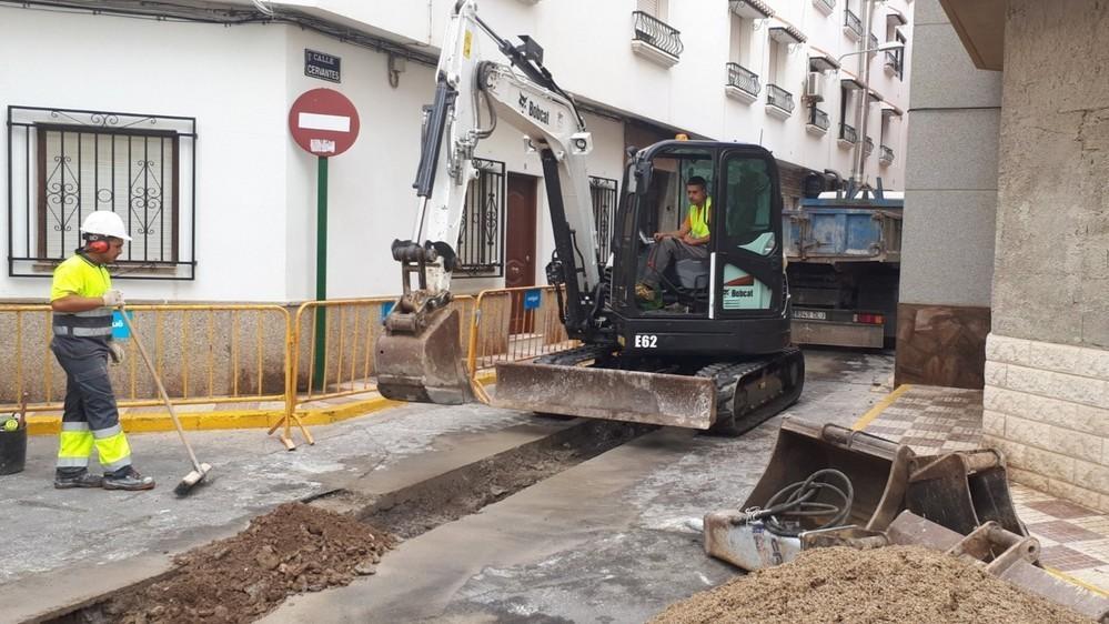 Renovadas las redes de saneamiento y abastecimiento de la Calle Cervantes en Adra