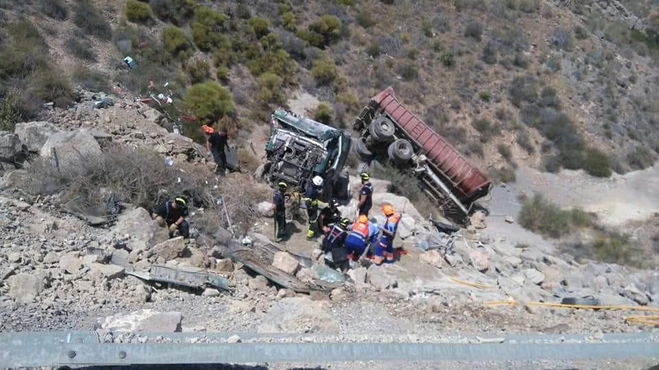 Herido el conductor de un camión que tuvo que ser rescatado tras volcar el vehículo y caer por un barranco en Enix ayer