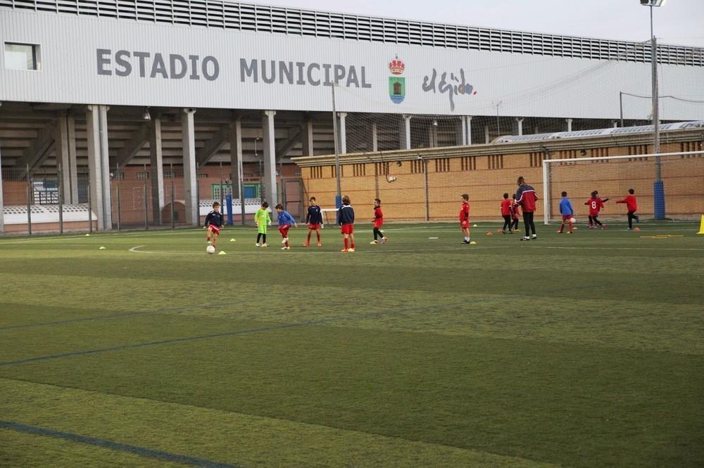 El campo anexo al Estadio Municipal de Santo Domingo arrancará la temporada deportiva con nuevo césped artificial