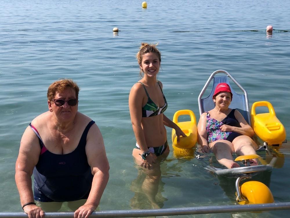 Una decena de mayores del Centro de Estancias Diurnas disfrutan este verano de la playa