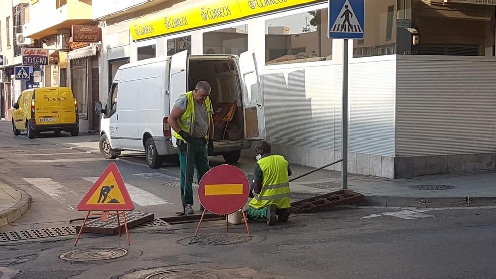 Trabajos de limpieza de la red de pluviales de Adra