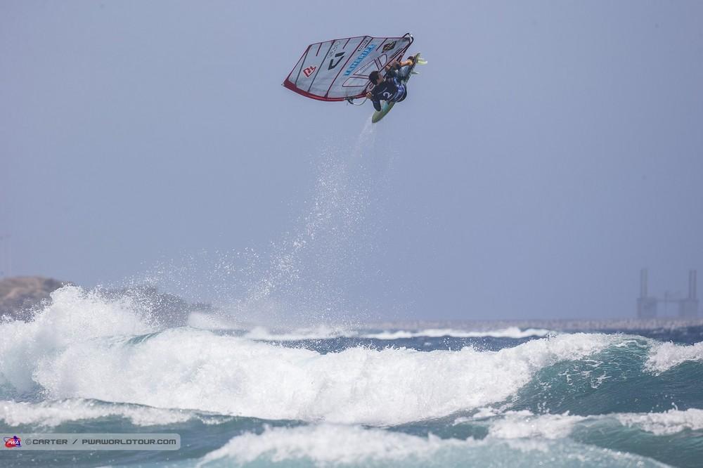 Víctor Fernández se coloca líder del mundial de windsurf tras ganar en Tenerife