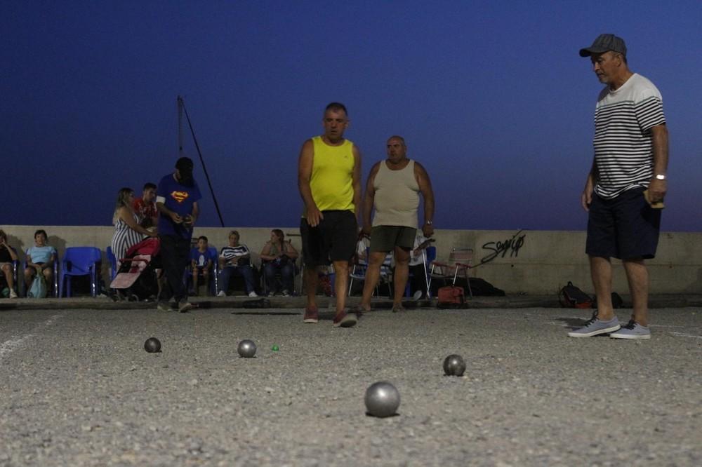 Adra lleva la petanca junto al mar