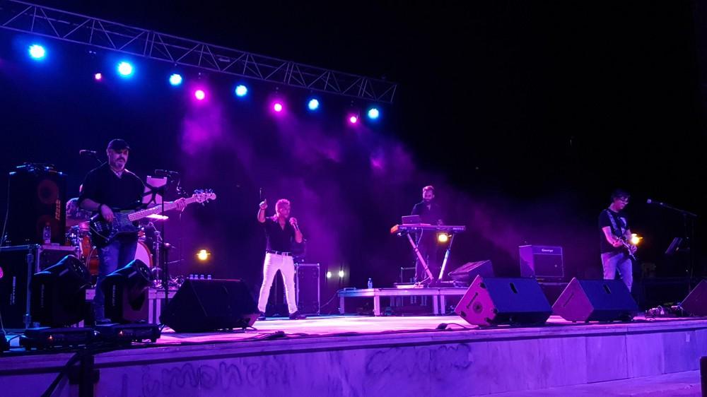 Decenas de personas disfrutaron en Adra del tributo a David Bisbal ‘El alma en pie’