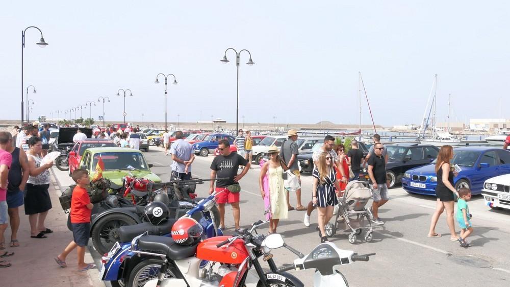 El Puerto de Adra acoge la concentración de vehículos clásicos del Club Deportivo Abderamotor