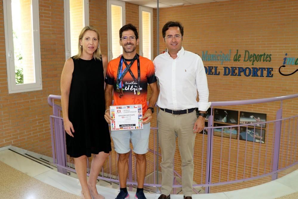 Góngora felicita a Bernardo Rubio por su clasificación para el Campeonato del Mundo de Triatlón XTERRA