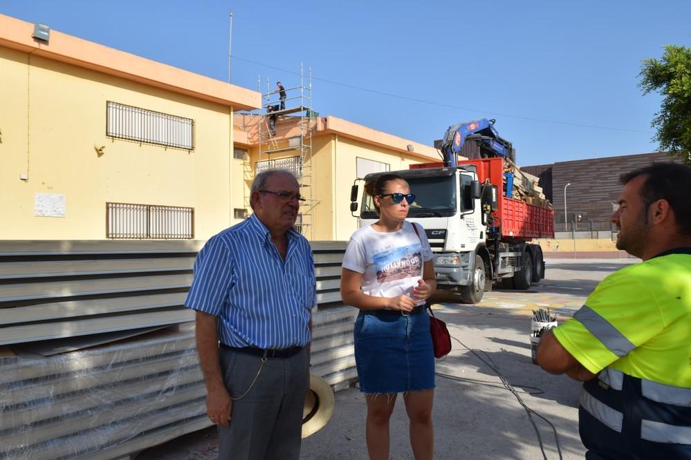 Bonilla supervisa las obras de sustitución de la cubierta de fibrocemento del CEIP 'Virgen De La Paz'
