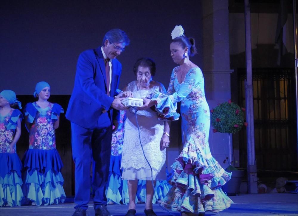 Un multitudinario pregón y un gran pasacalles dan la bienvenida a la Feria de Adra 2018