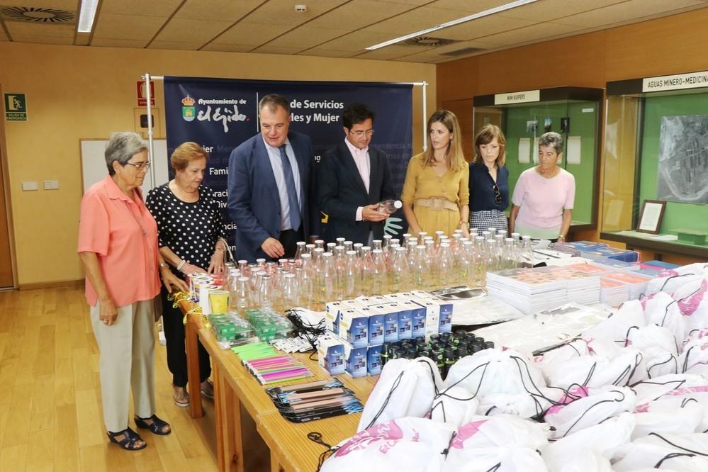 Ayuntamiento, Corte Inglés y Cáritas repartirán material escolar y deportivo entre las familias más necesitadas del municipio