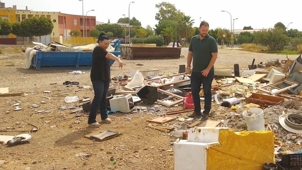 IU El Ejido denuncia la presencia de vertederos ilegales y ratas en Santa María del Águila