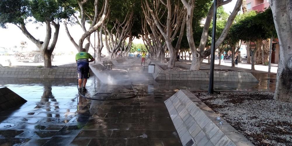 El Ayuntamiento de Adra autoriza el baldeo de fachadas sin solicitar permisos hasta el 9 de octubre