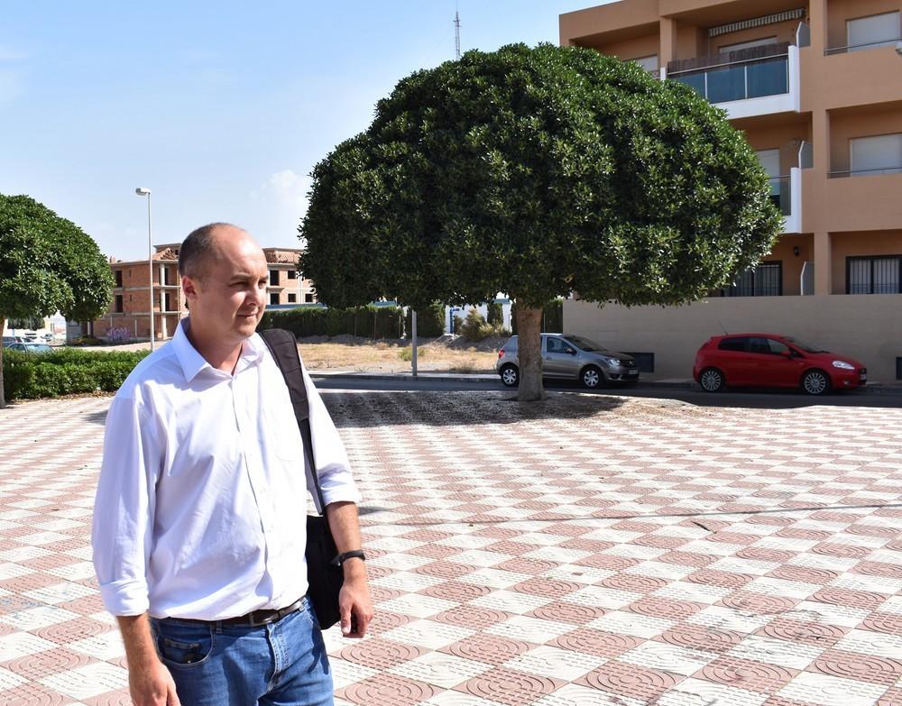 IU Roquetas solicita un parque infantil y máquinas de ejercicio para la plaza Pérez Reverte en Los Institutos, ante el abandono de la zona