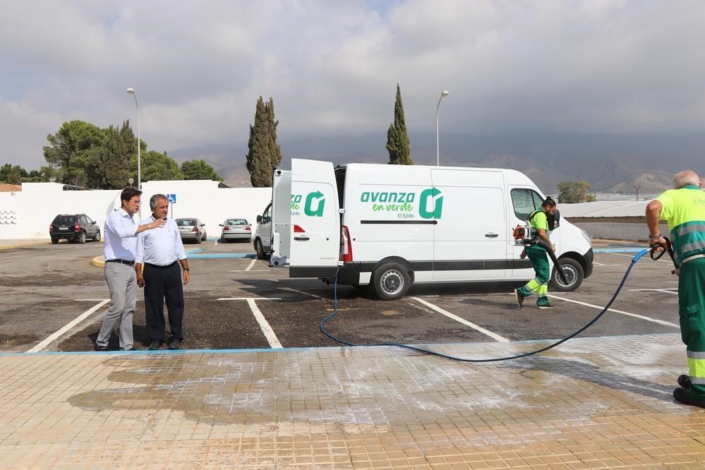Las primeras máquinas y vehículos incorporados al servicio de limpieza ya trabajan a pleno rendimiento en El Ejido y sus núcleos