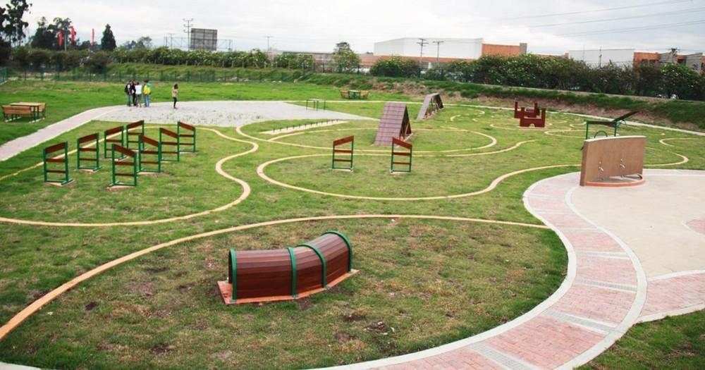 La remodelación de los parques urbanos de Vícar incorpora dos espacios específicos para perros