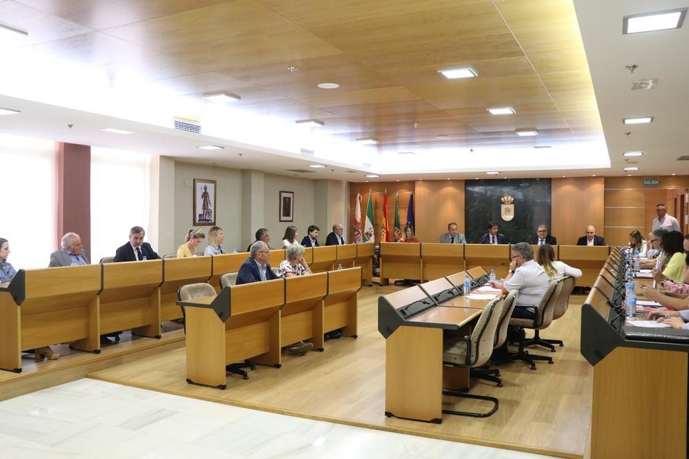 El Pleno insta a la Junta a elaborar un 'Plan de Choque' que fije un calendario de actuaciones en materia de infraestructuras y servicios