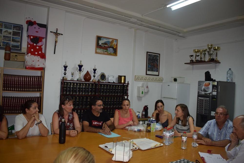 La delegada de Educación visita el CEIP 'Virgen de la Paz' de Puebla de Vícar y se reúne con el Claustro y el AMPA