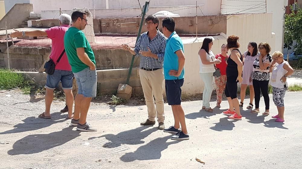 El alcalde de Adra anuncia el asfaltado de la calle Turón la próxima semana