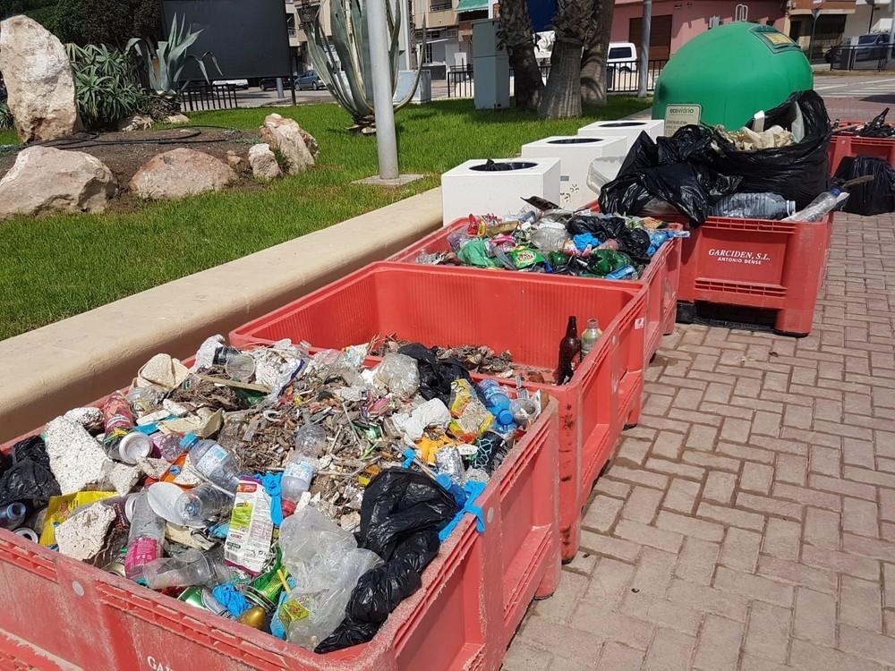 Retiran media tonelada de residuos del mar en Adra