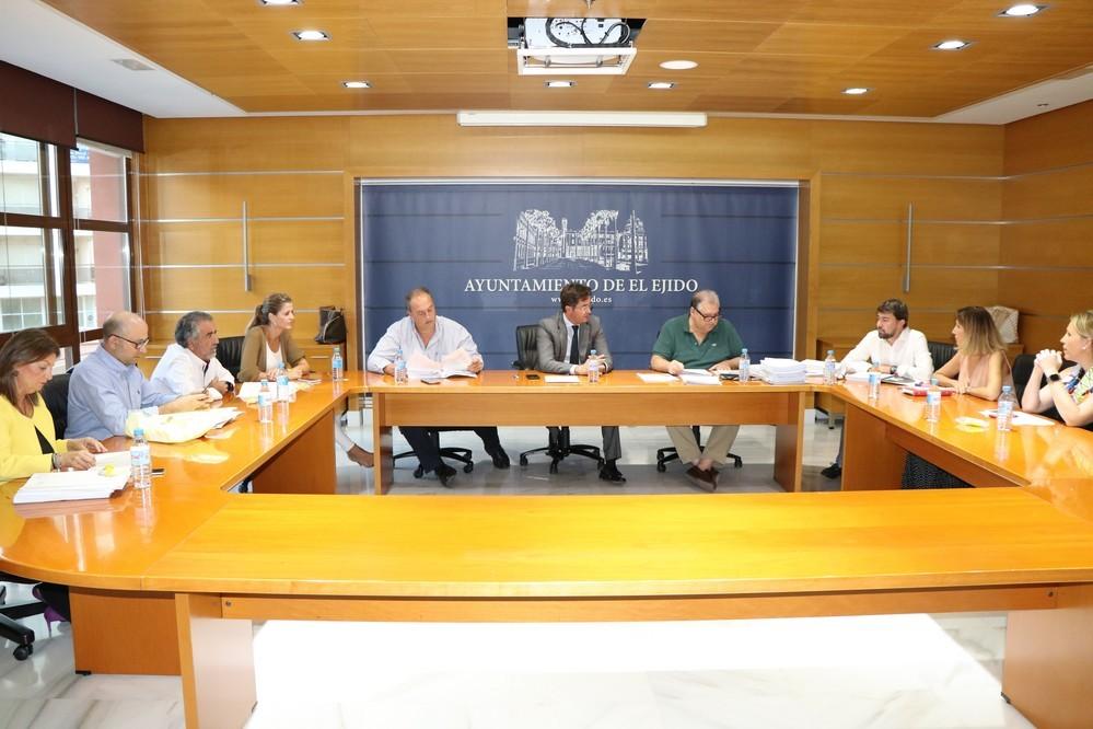 El Gobierno local ejidense sigue apostando por la modernización y adecuación de las áreas infantiles con una nueva inversión de más de 132.000 euros