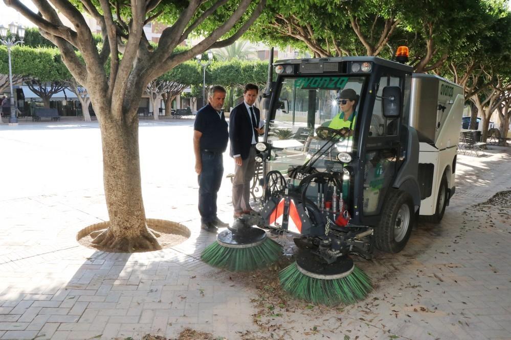 La nueva maquinaria intensifica los trabajos de limpieza en pavimentos nobles de plazas y espacios públicos de El Ejido