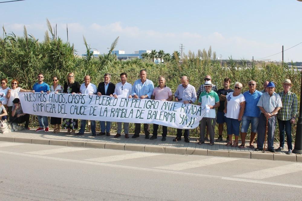 Exigen a la Junta la limpieza urgente de la Rambla ante la grave situación de peligro en la que se encuentra Balerma en caso de riada