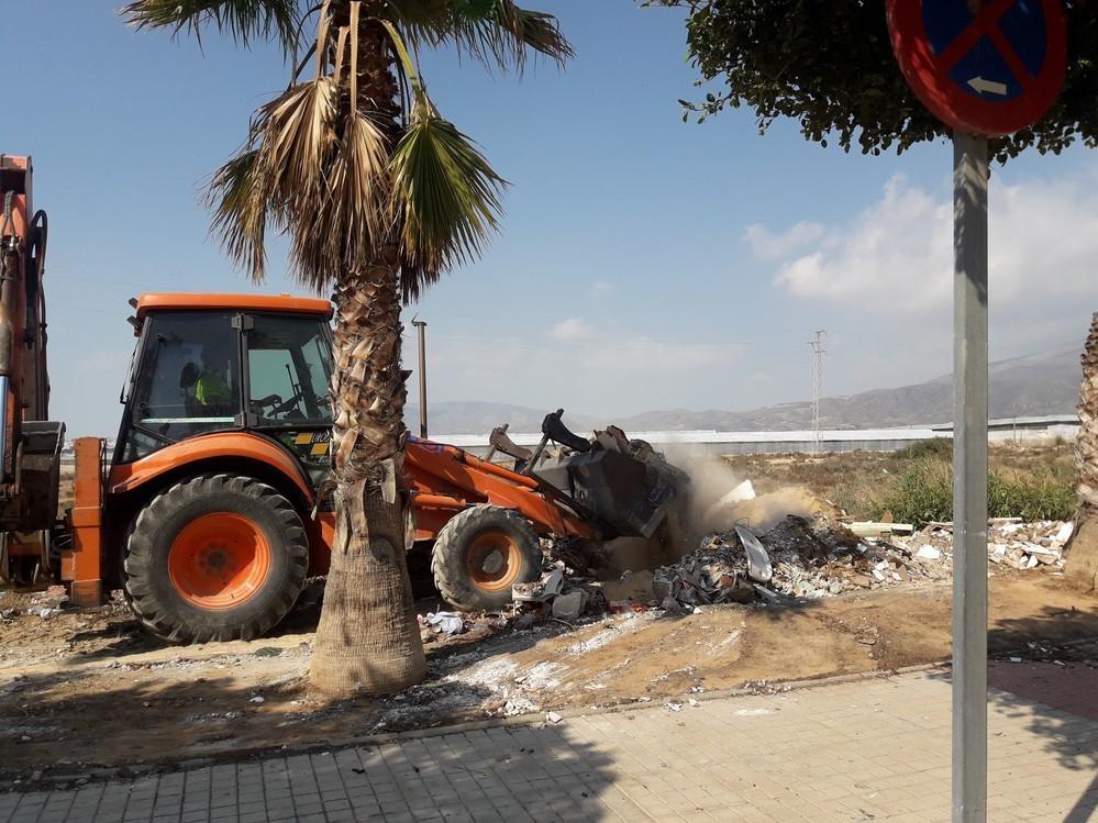 El nuevo servicio de limpieza intensifica los trabajos de adecentamiento en solares municipales