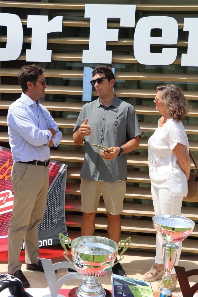 El alcalde de El Ejido felicita a Víctor Fernández tras proclamarse por tercera vez campeón del mundo de windsurf