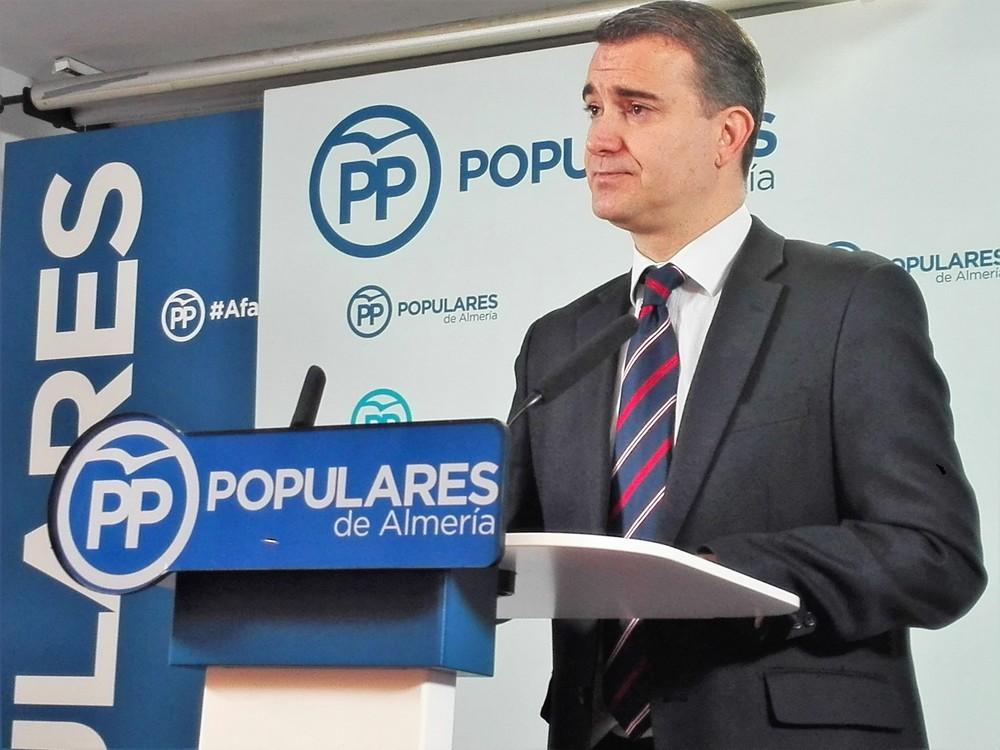 El PP vuelve a apoyar el servicio de tren de cercanías al Poniente mientras el resto de partidos se contradicen