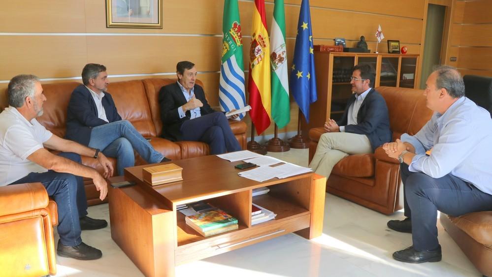 La situación económica del Ayuntamiento y la ejecución de infraestructuras hidráulicas centran la reunión de trabajo entre Góngora y Hernando