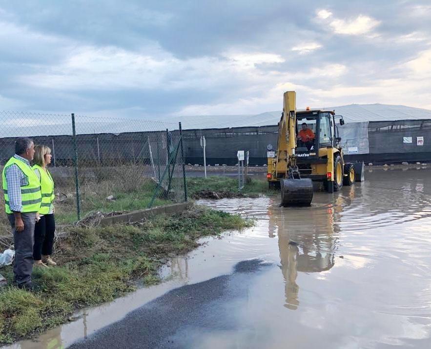 Una fuerte tromba de agua deja durante horas sin servicio la carretera que une Las Norias con San Agustín