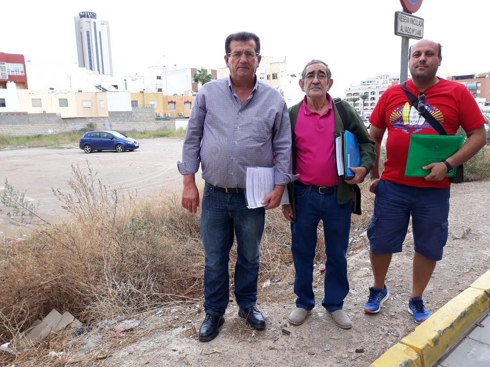 El PSOE de El Ejido denuncia el abandono del barrio de Las Palmeras por parte del Gobierno municipal