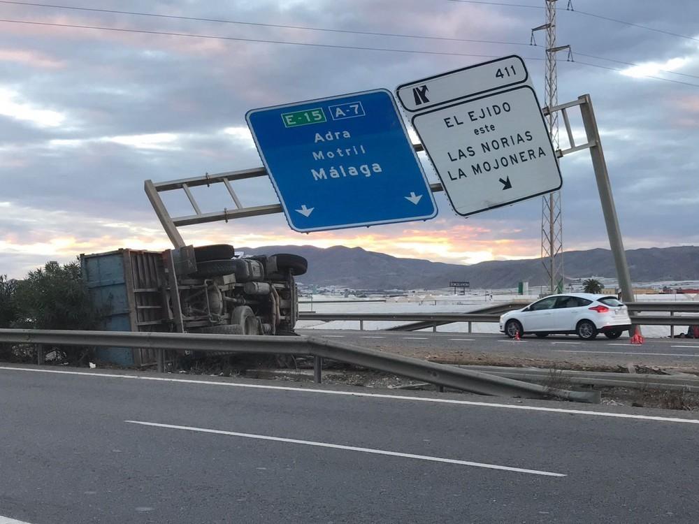 El vuelco de un camión con arena en la A7 provoca colas kilométricas durante horas en El Ejido