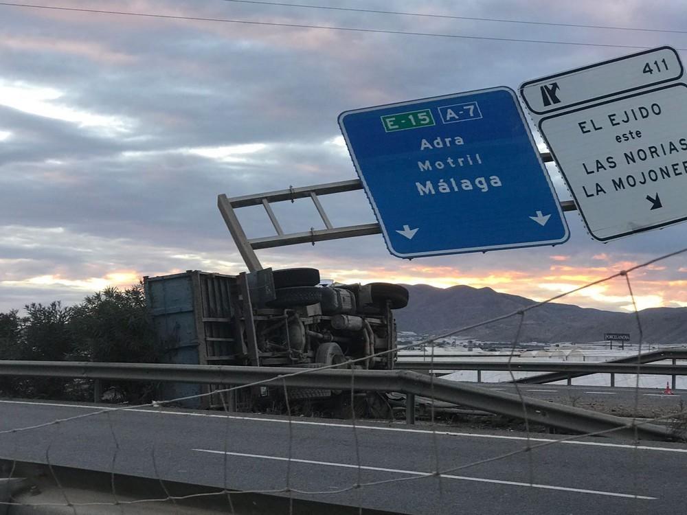 Cortada al tráfico la autovía A-7 a la altura de El Ejido por el vuelco de un camión